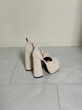 Load image into Gallery viewer, Cream Platform Heal
