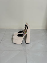 Load image into Gallery viewer, Cream Platform Heal
