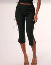 Load image into Gallery viewer, Black Capri Pants
